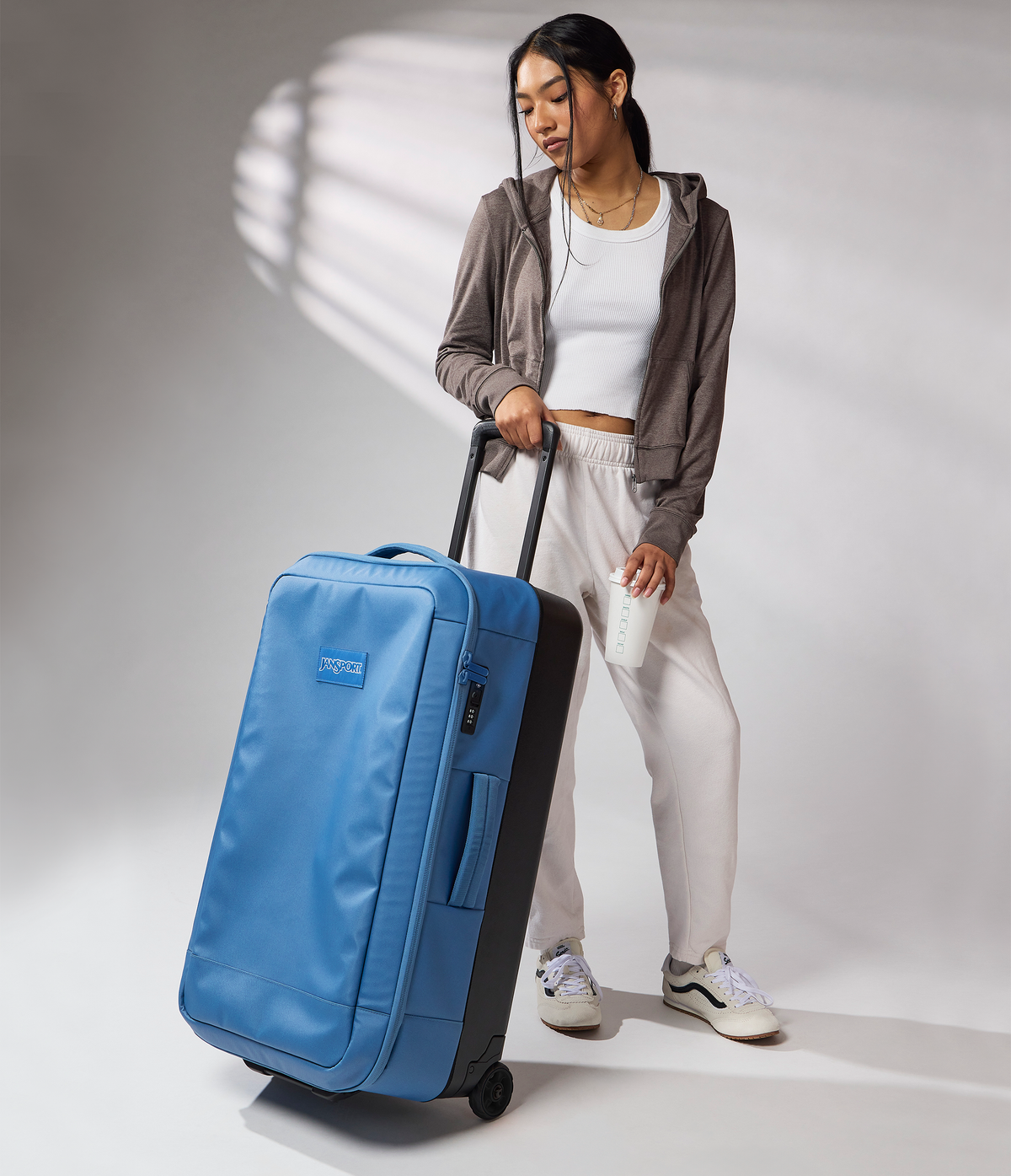 good-latitude-30-rolling-duffel-a2 JS0A86EOEW5-MODEL.png
