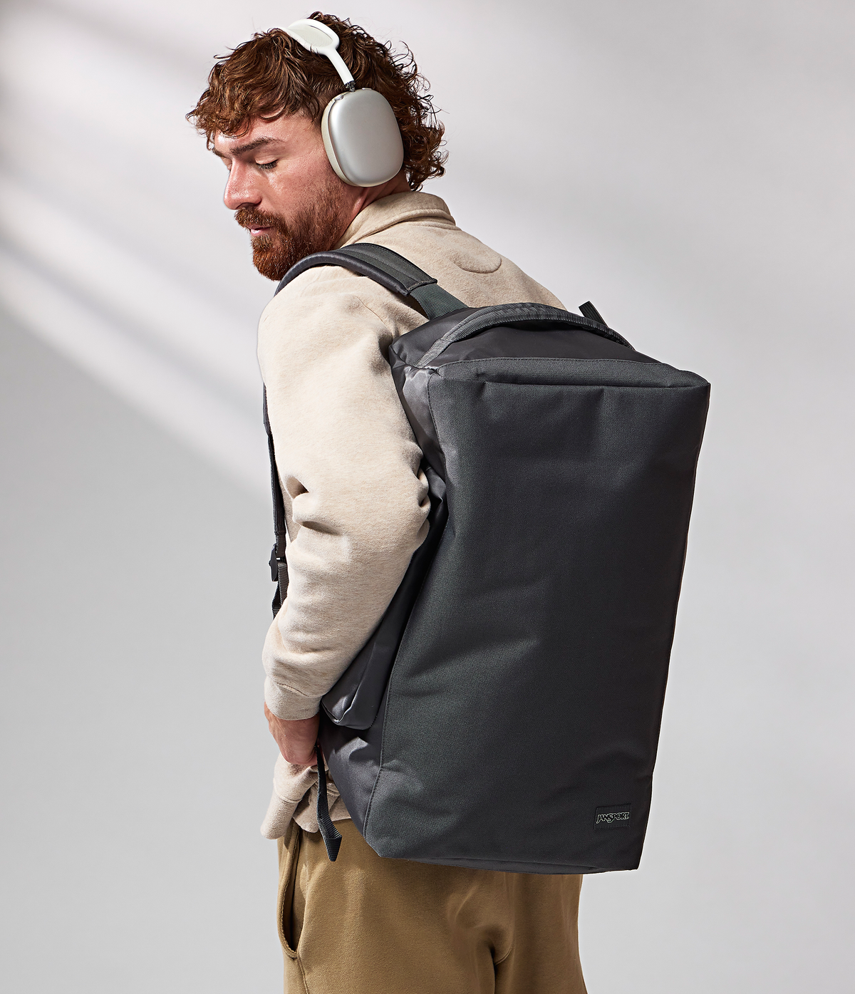 convertible-duffel-toiletry-bag-smokey-grit-set-e9 JS0A8E8EDMX-MODEL.png