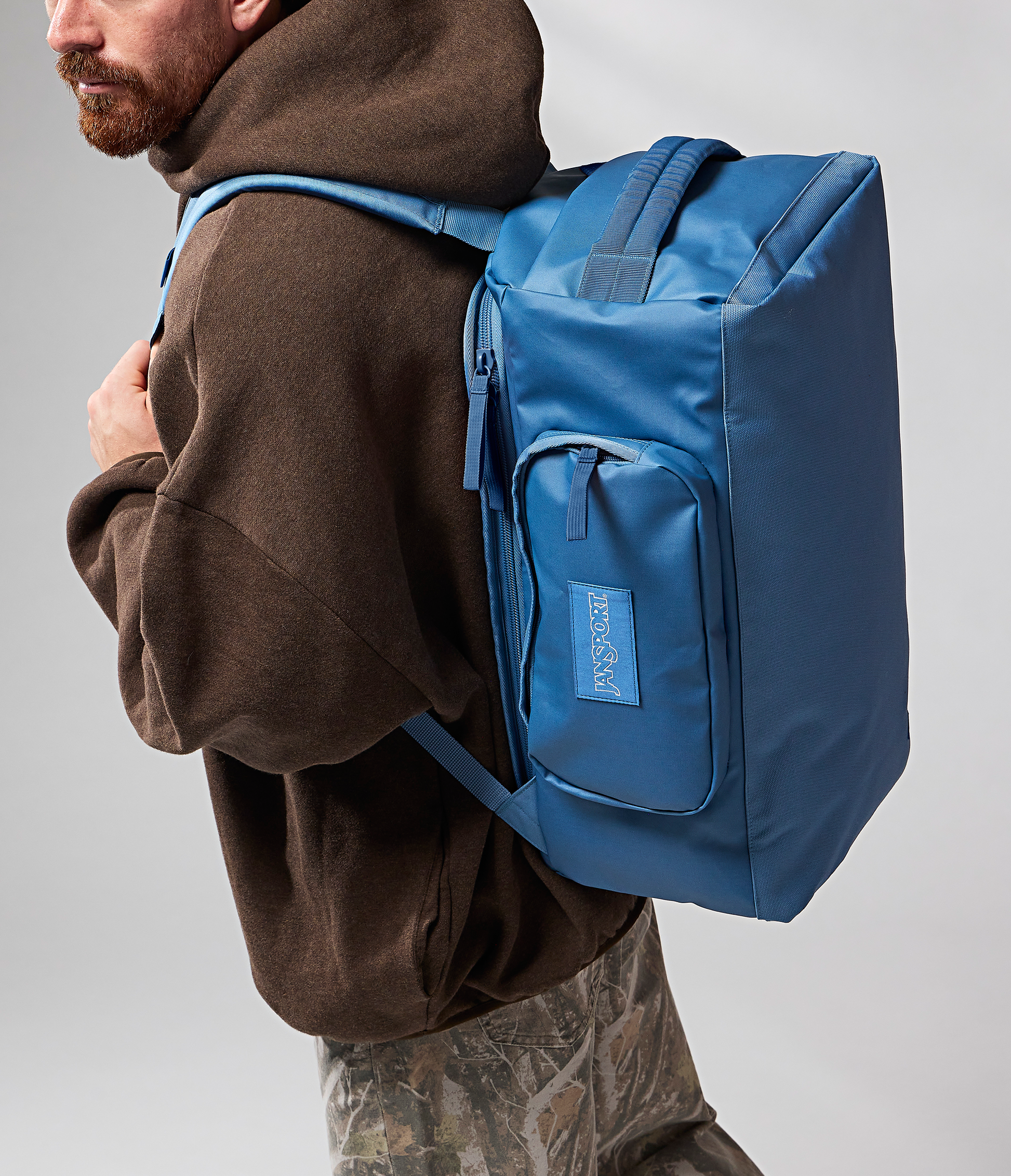 convertible-duffel-toiletry-bag-elemental-blue-set-f8 JS0A8E8EEW5-MODEL.png